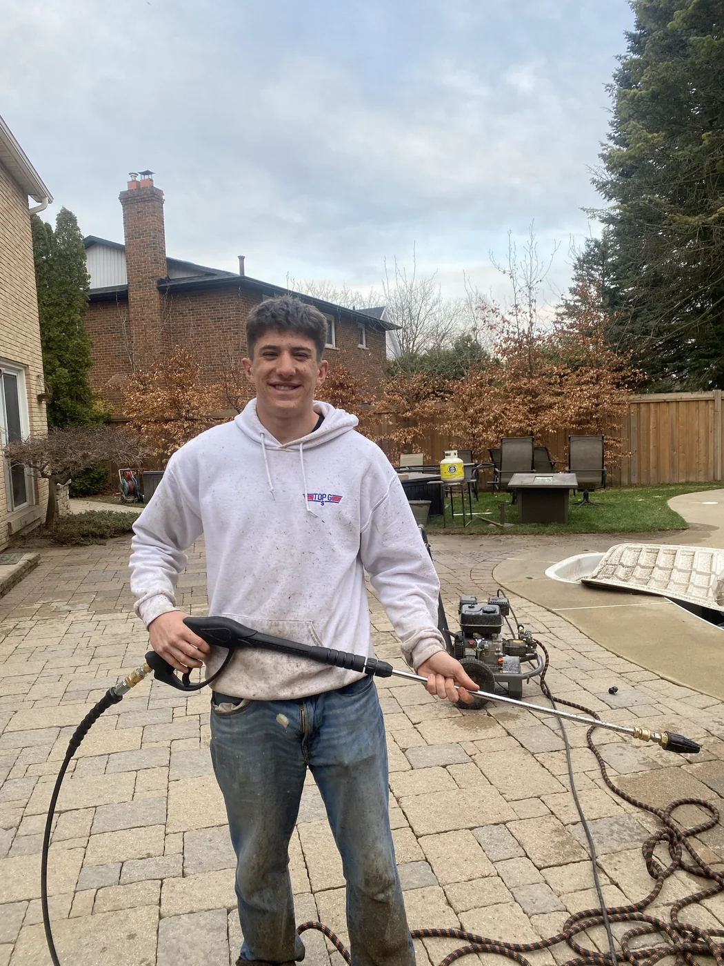 Exterior cleaning work with a pressure-washing wand